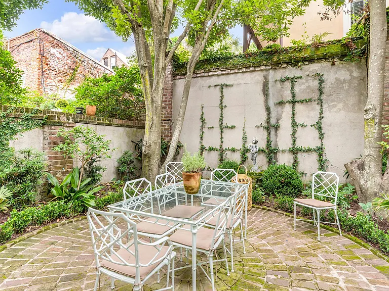 Outdoor dining table (6 place settings).