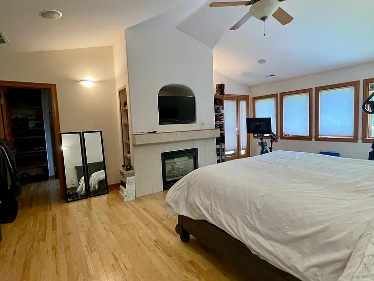 560 University Ave — Photo 53