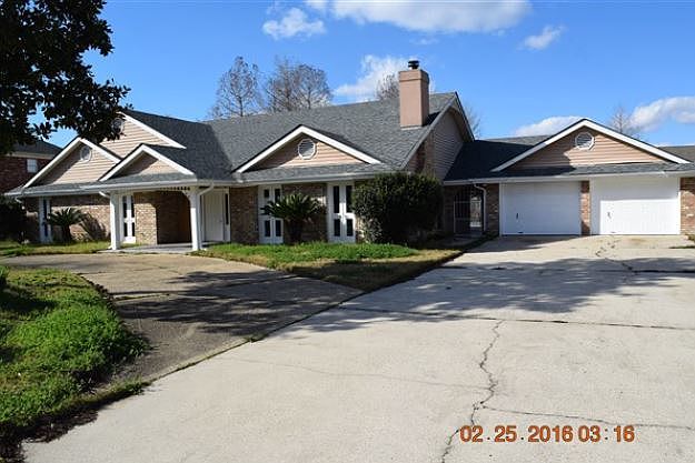 1st image of 4 Turnberry Dr