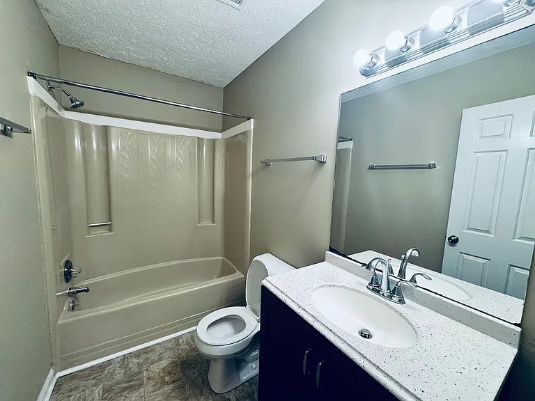 1450 Ashbourne Dr — Photo 10