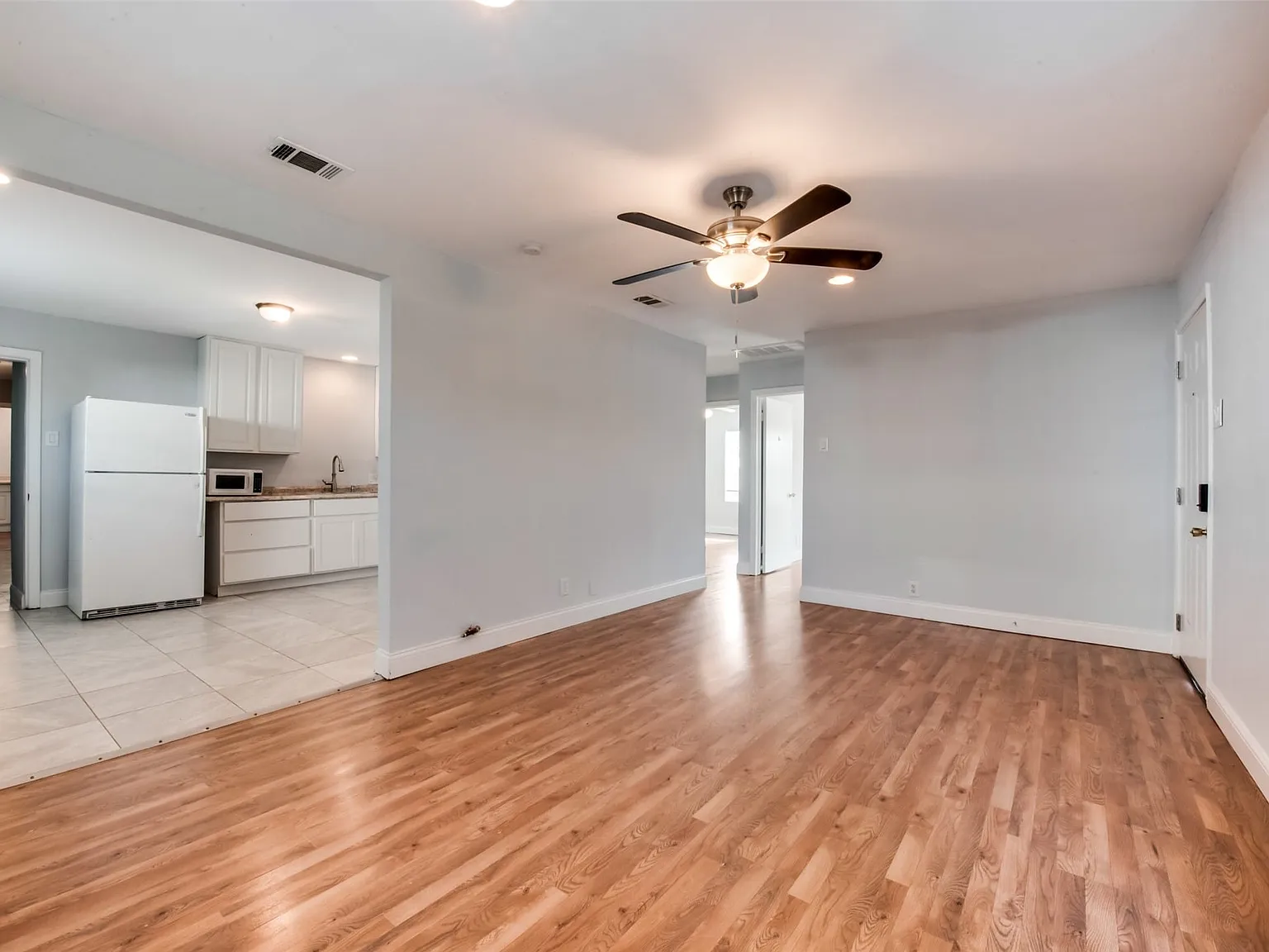 4 bed, 3.0 bath, 1836 sqft, $2,100 — Photo 2