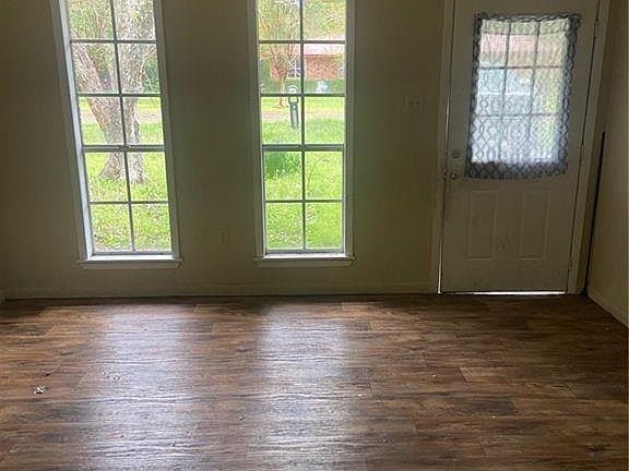 3rd image of 709 Deanna Dr
