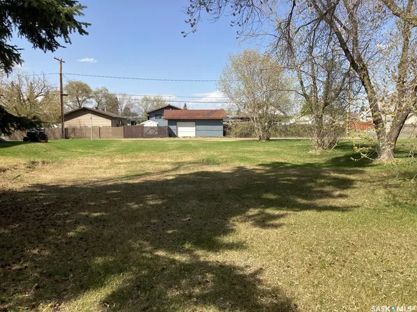 621 10th Avenue W, Nipawin, SK S0E 1E0