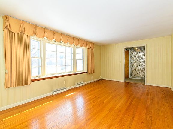 5th image of 415 Moorestown Dr