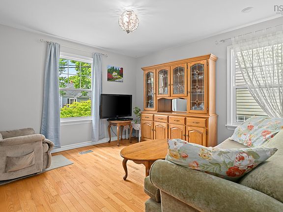 4th image of 6474 Roslyn Rd