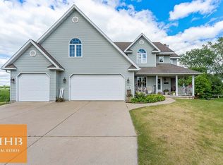 916 Lochmoore Dr, Waunakee, WI 53597