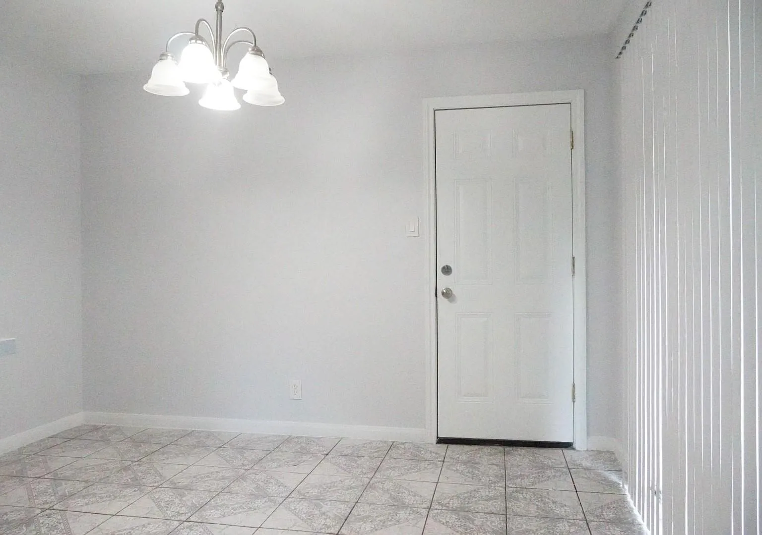 3 bed, 1.5 bath, 1218 sqft, $1,700 — Photo 4