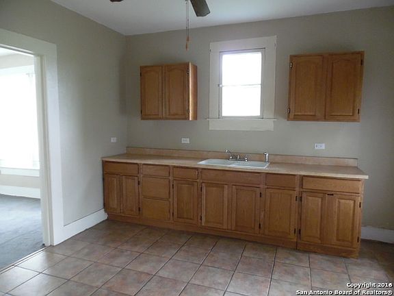5th image of 121 E Baylor