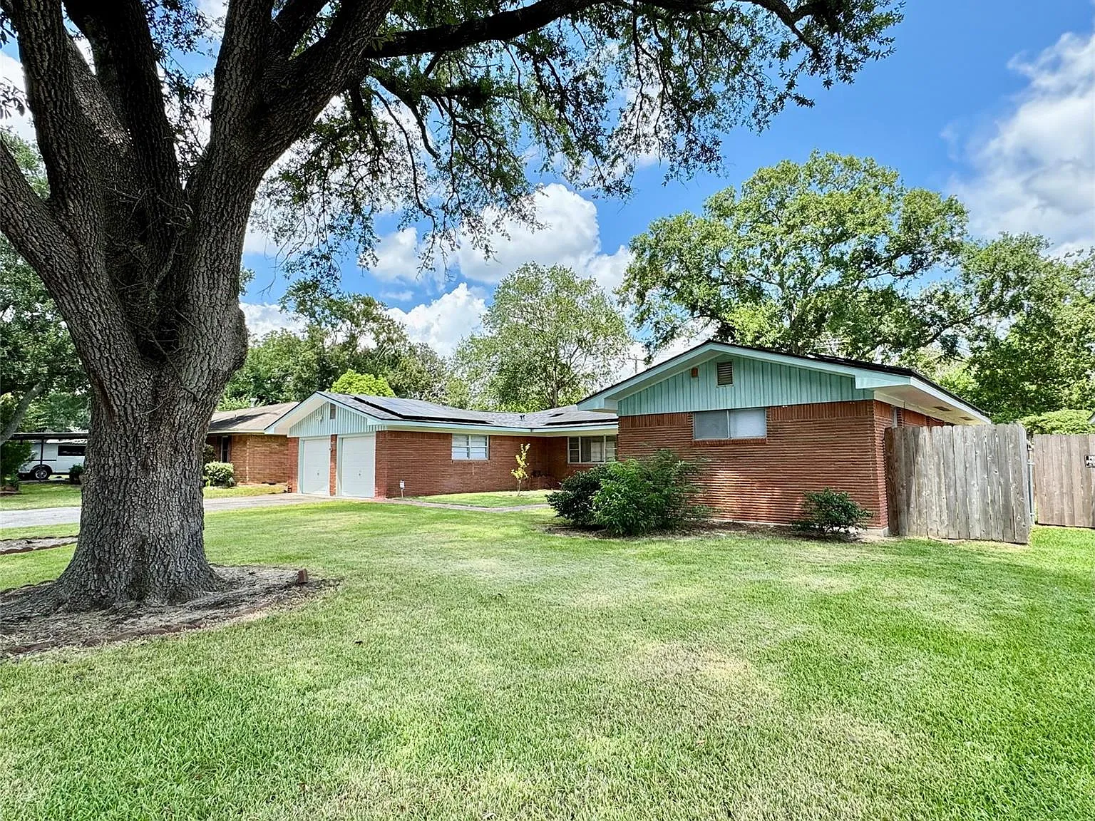 4 bed, 2.5 bath, 1940 sqft, $1,900 — Photo 1