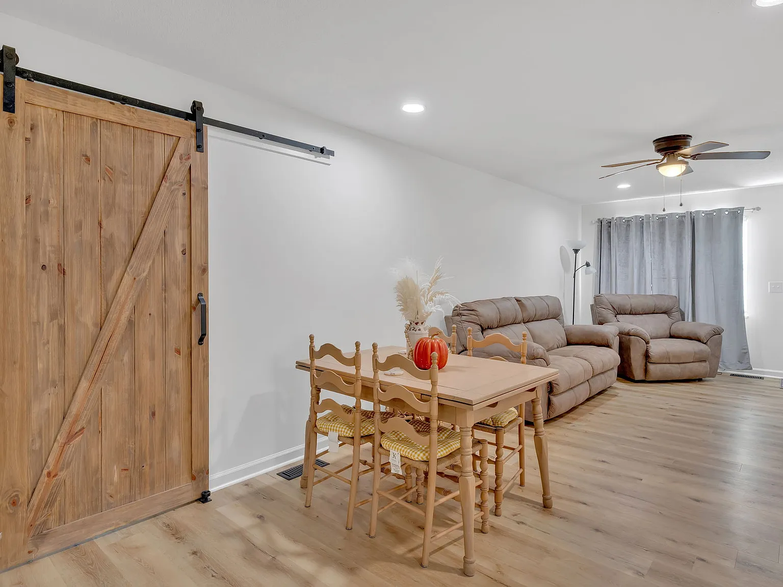 3 bed, 1.5 bath, 1200 sqft, $2,000 — Photo 3