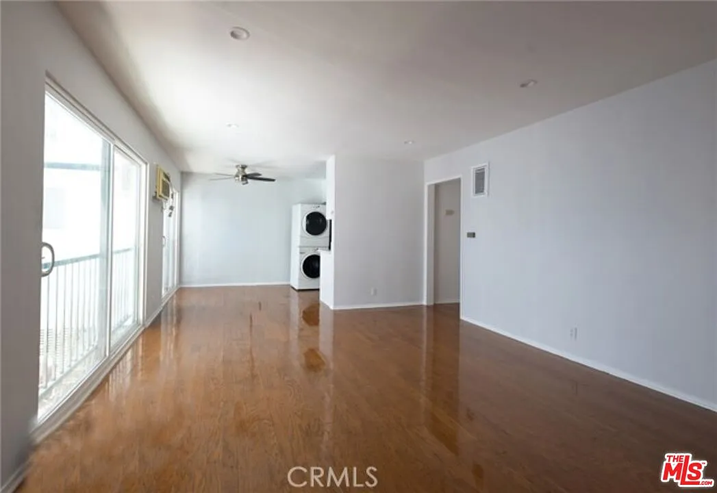 2 bed, 2.0 bath, 950 sqft, $2,996 — Photo 3
