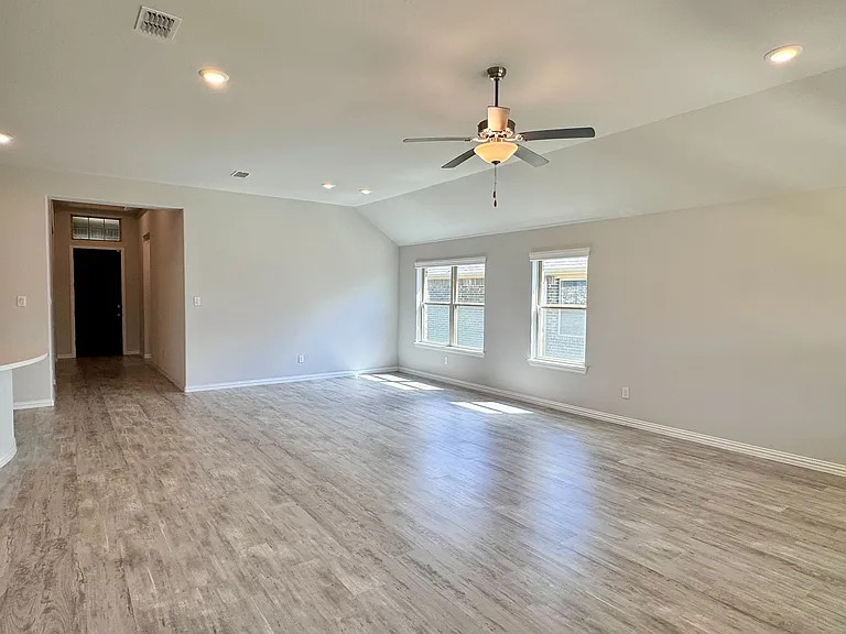 447 Prairie View Dr — Photo 4