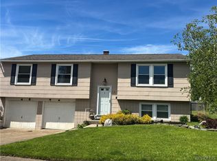 4 W Cherbourg Dr, Buffalo, NY 14227