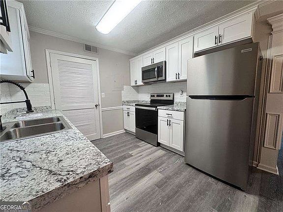 5th image of 452 Lexington Dr