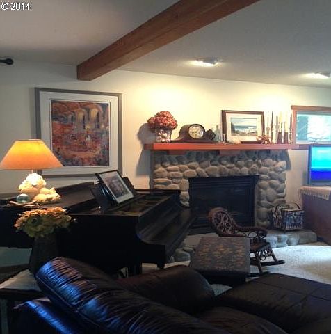 2nd image of 140 E Arbor Ln