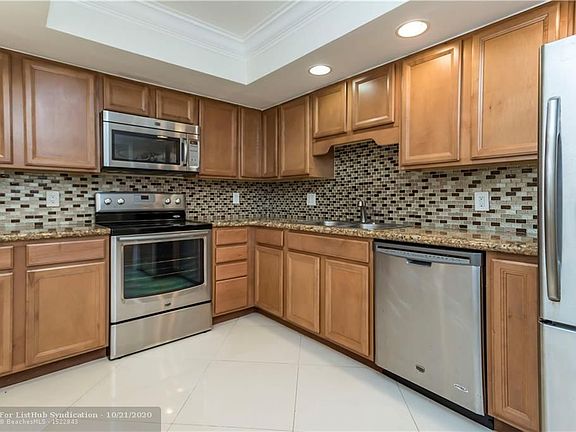 3rd image of 3800 Oaks Clubhouse Dr APT 209