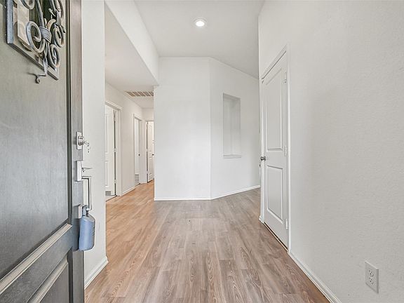 4th image of 432 Pecan Landing Ln