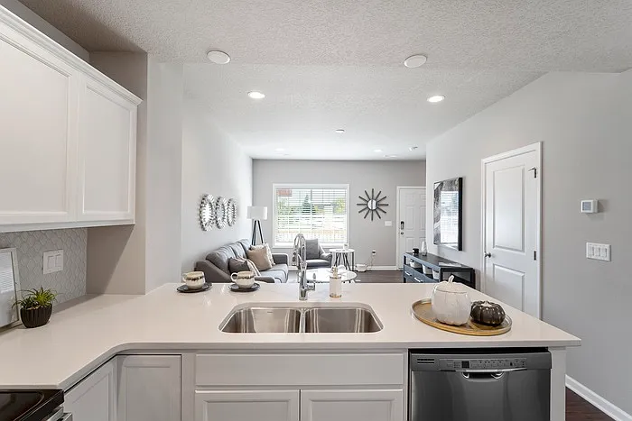 2228 Hazeltine Pl — Photo 2