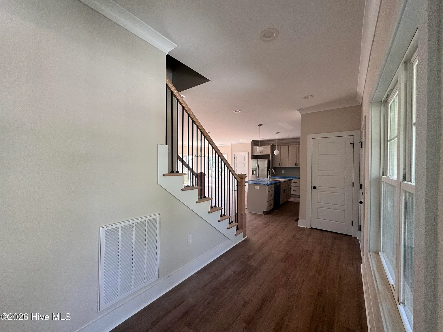 3 bed, 2.5 bath, 2195 sqft, $2,400 — Photo 2
