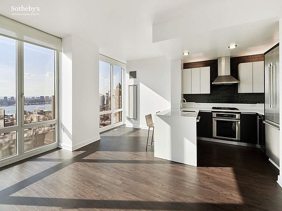 3rd image of 247 W 46th St APT 3202