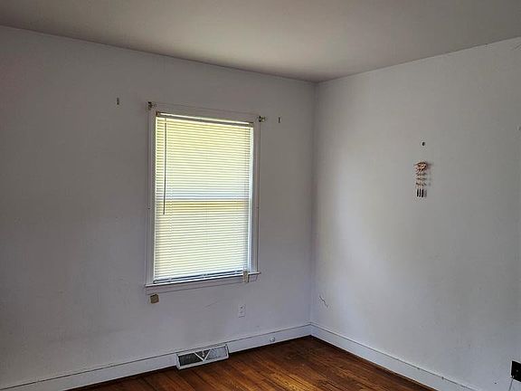 5th image of 102 S Dargan Ave