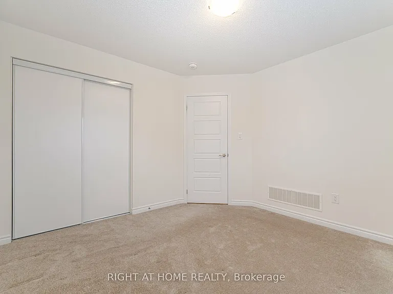 908 Sumac Cres — Photo 33