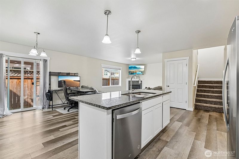 4th image of 626 Stacey Place