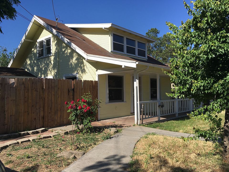 Cute two-story 5 bedrooms! 