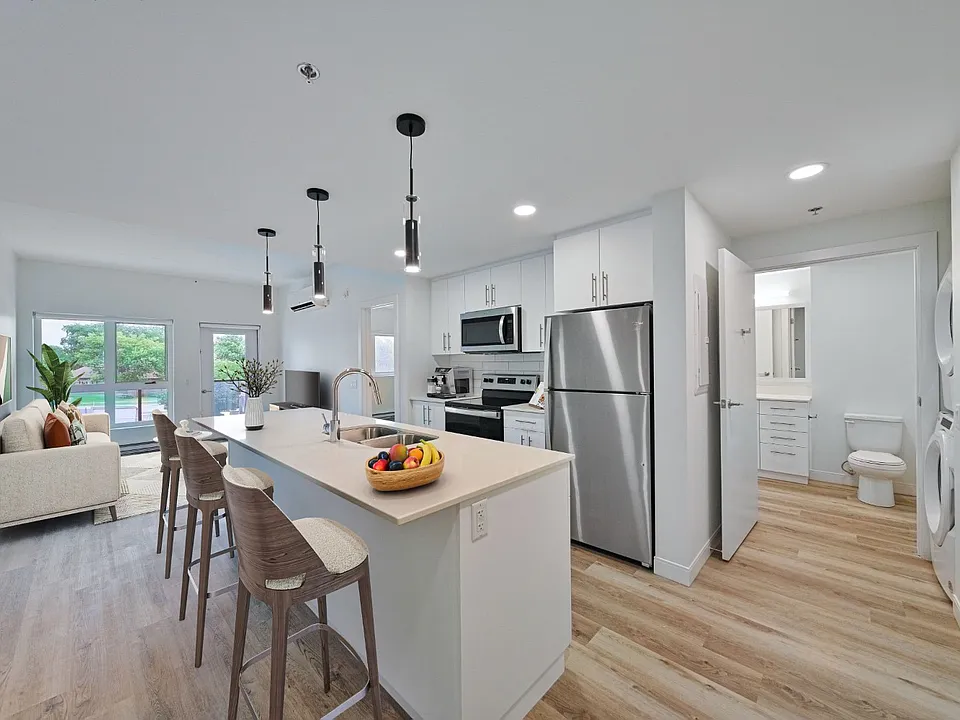2735 Pembina Hwy