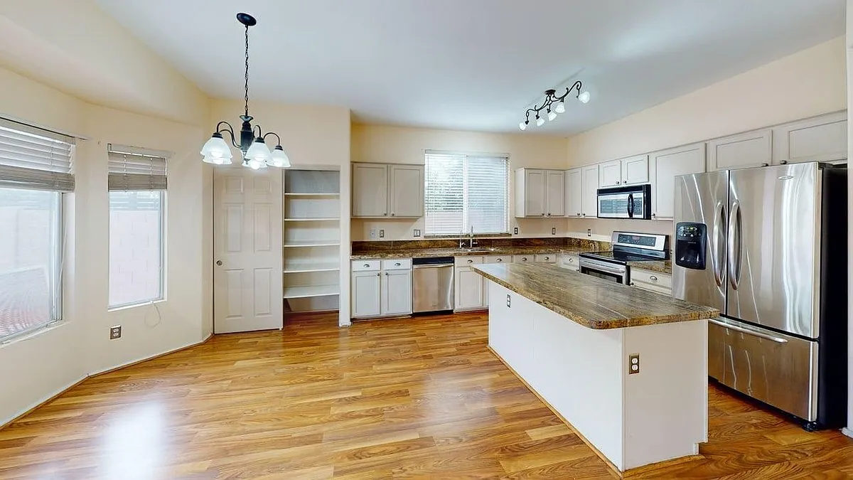 4 bed, 3.0 bath, 2019 sqft, $2,474 — Photo 4