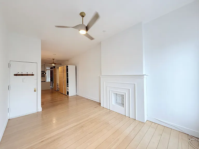 625 E 6th St #8 — Photo 1