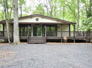 689 W Chipmunk Rd, Bushkill, PA 18324