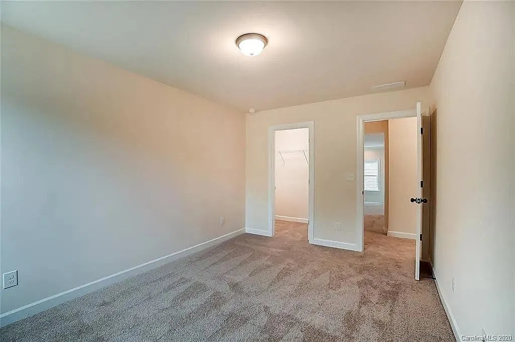 4 bed, 2.5 bath, 3451 sqft, $900 — Photo 3