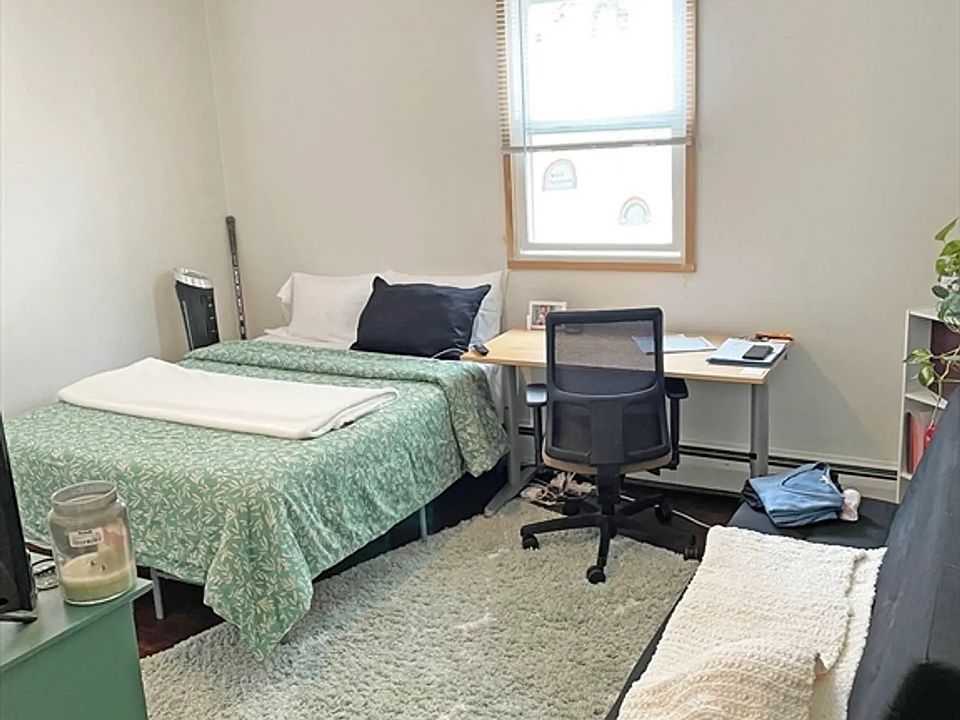 1st image of 15 Ashford St #1