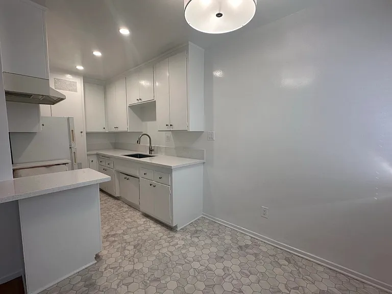 1219 Barry Ave #2 — Photo 5