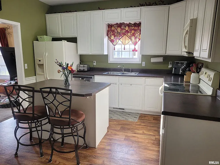 1710 Lambert St — Photo 4