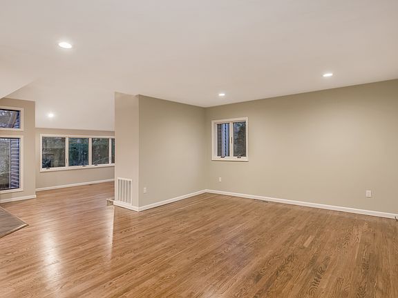 5th image of 14 Silver Beech Ct