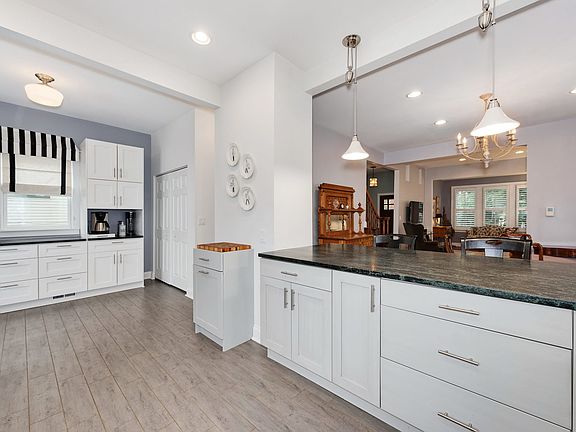 5th image of 3309 W Berteau Ave
