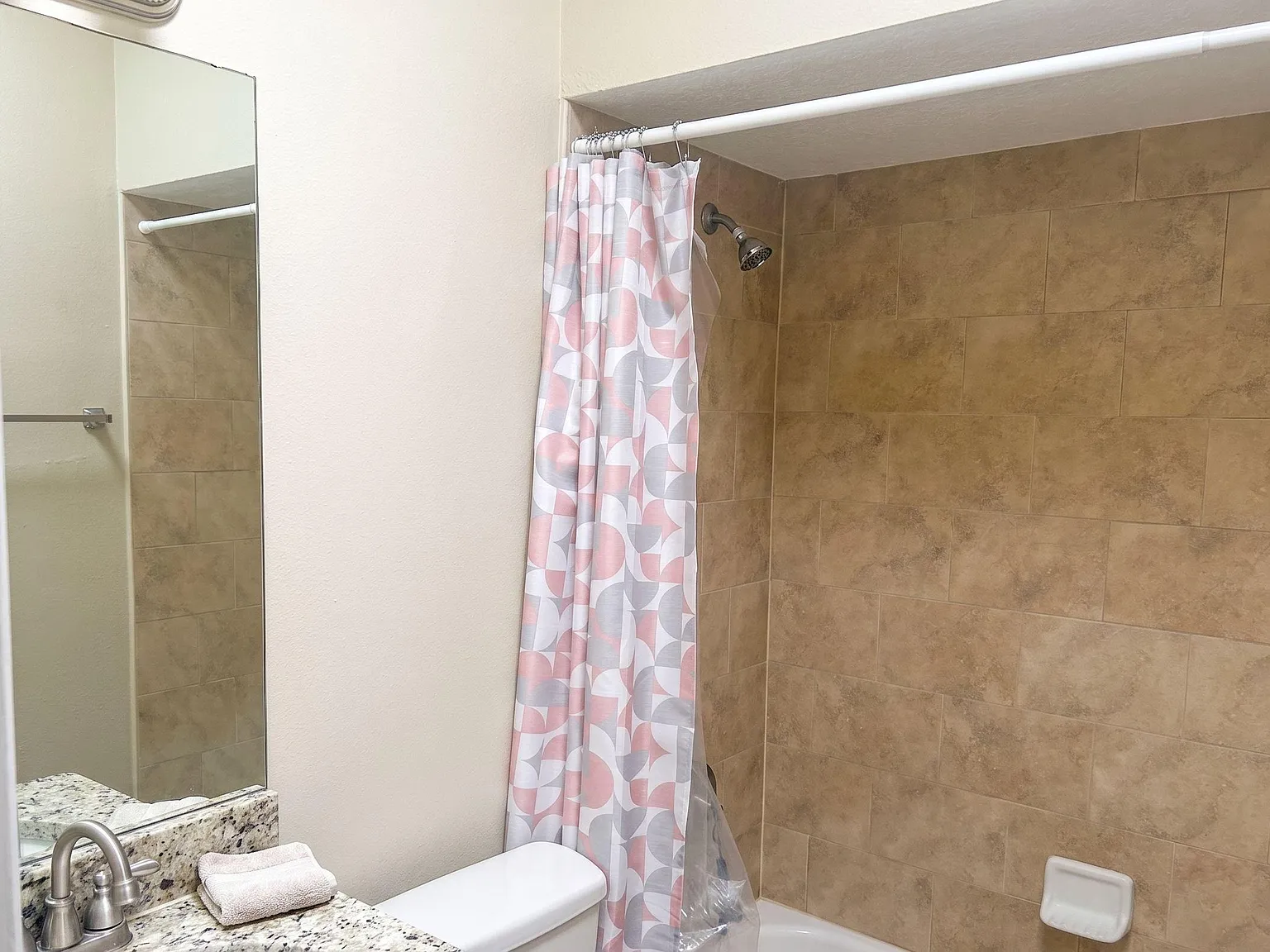 1 bed, 1.0 bath, 1227 sqft, $1,364 — Photo 2