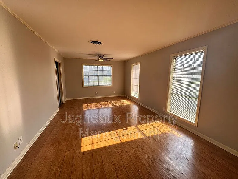 3 bed, 2.0 bath, 1450 sqft, $1,750 — Photo 2
