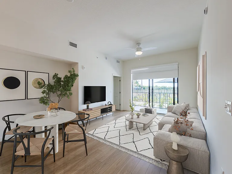 South Pointe Apartments — Photo 11