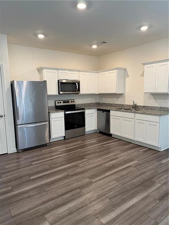 3 bed, 2.5 bath, 1420 sqft, $1,650 — Photo 3
