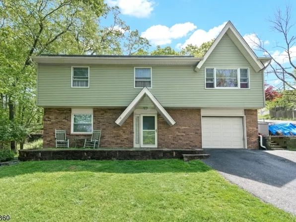 27 Mountain Trl, Hopatcong Boro, NJ 07843