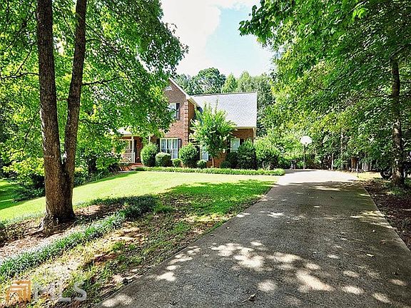 3rd image of 490 Mapledale Trl