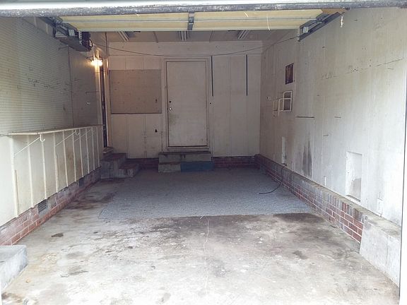 Garage : 1 car garage with laundry room