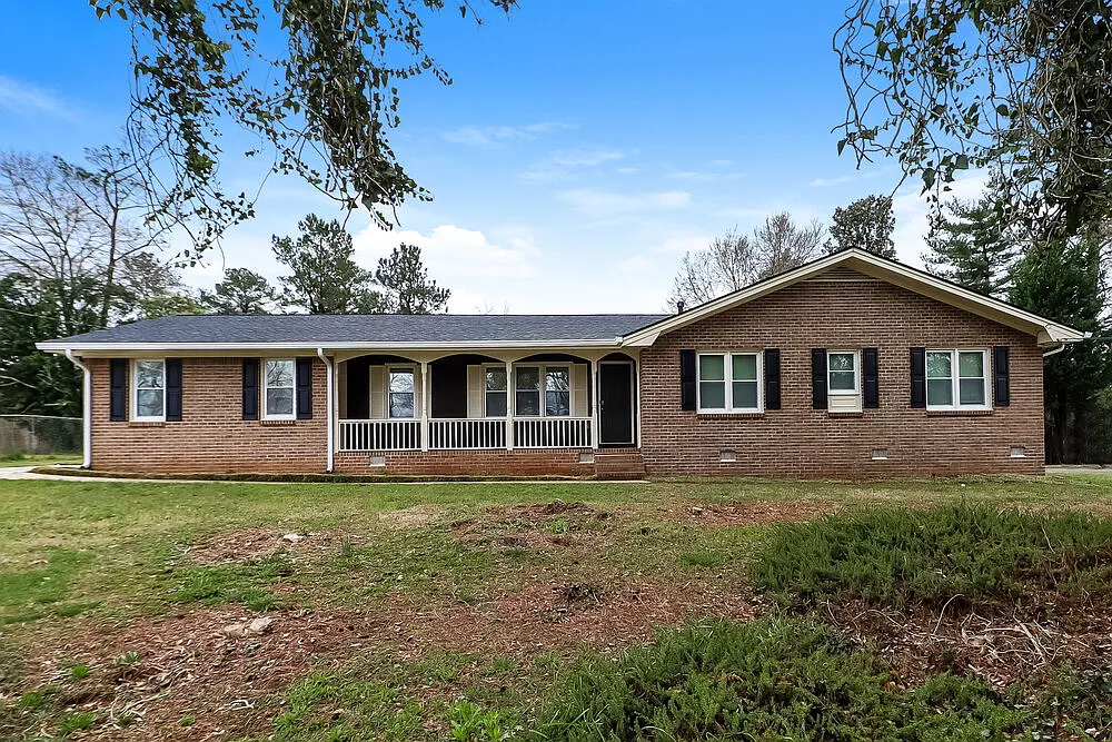 4 bed, 2.0 bath, 1858 sqft, $2,390 — Photo 1