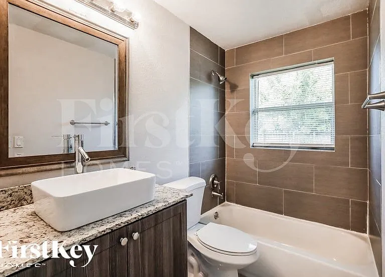 2550 NE 8th Ave — Photo 14