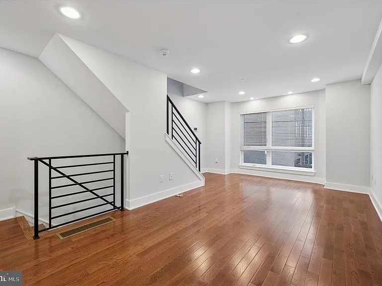 192 W Oxford St — Photo 9