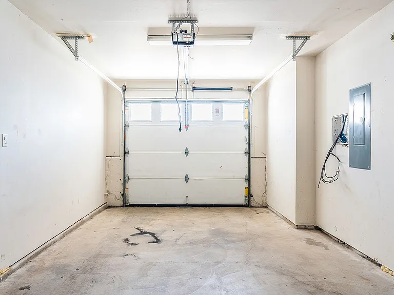 Modern 3 bedroom Townhomes with Garage — Photo 45