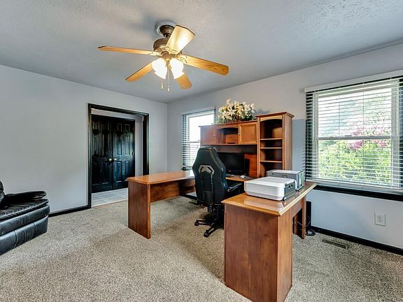 4th image of 113 Mirror Lake Dr